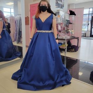 BEAUTIFUL PROM DRESS ONLY WORN ONCE!!